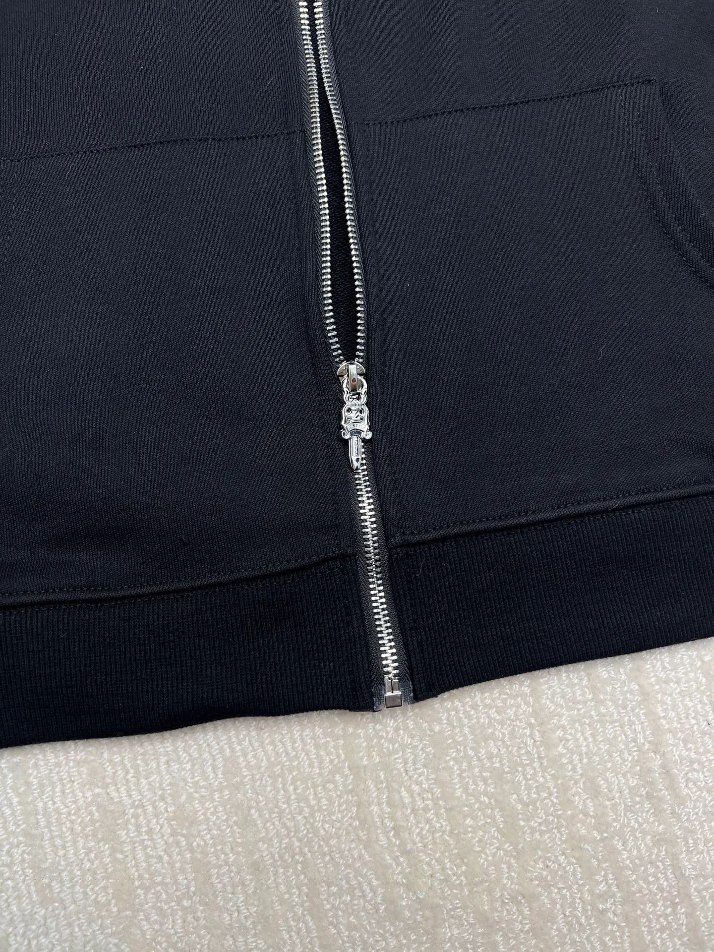 P370 𝗖𝗵𝗿𝗼𝗺𝗲 𝗛𝗲𝗮𝗿𝘁𝘀Cro Heart Catwalk style pure cotton terry zipper hooded jacket. High weight cotton double yarn 380g large terry fabric, fixed and dyed matching ribs, top-notch workmanship, customized full set of accessories, clear letters and perfect restoration without difference. The perfect combination of the hot-drilling process and the high-temperature hot-pressing multi-colored Sanskrit cross process enables precise needle placement! All wiring is special machine chain double wire, absolutely high quality craftsmanship!  Size: M L XL XXL
